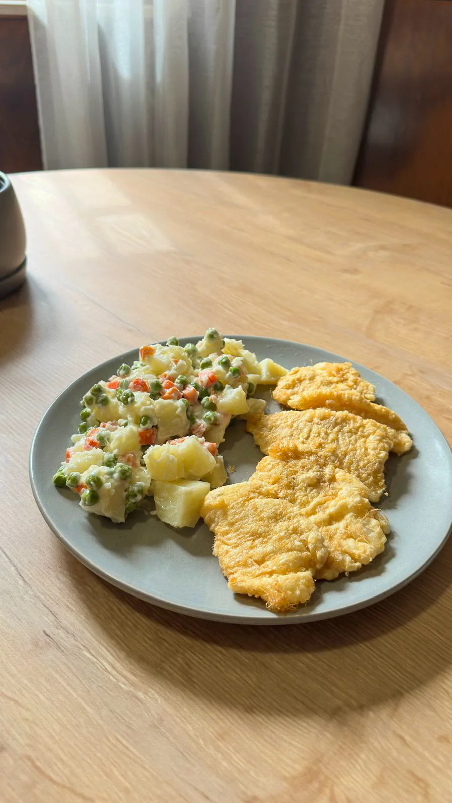 Filetes com salada russa
