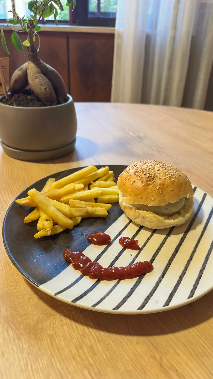 Hambúrguer SimBite com batata