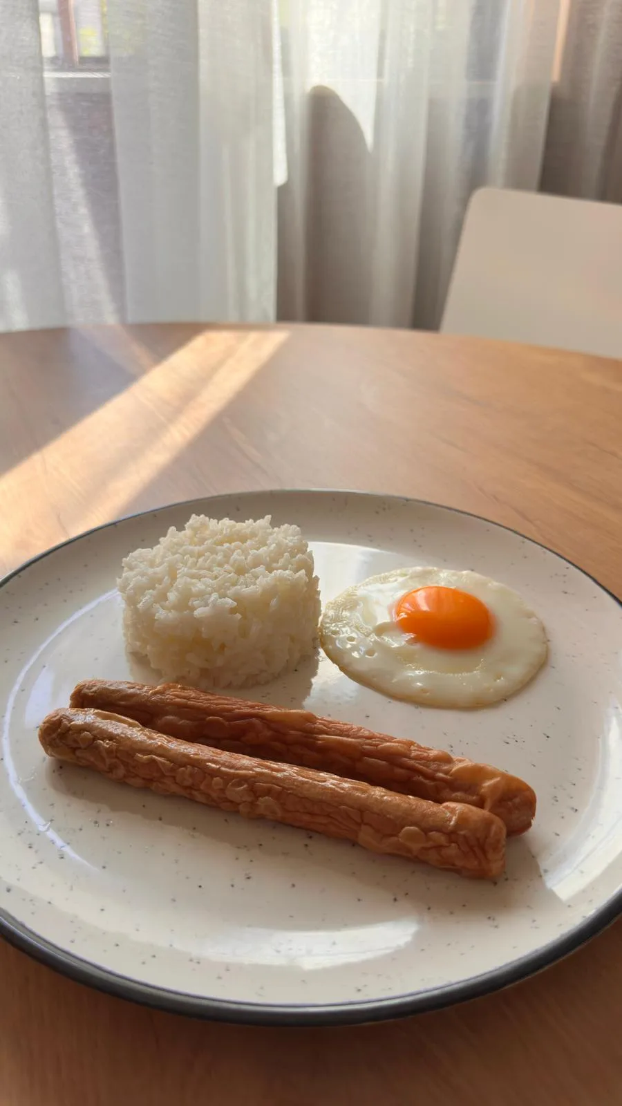 Salsicha com arroz e ovo