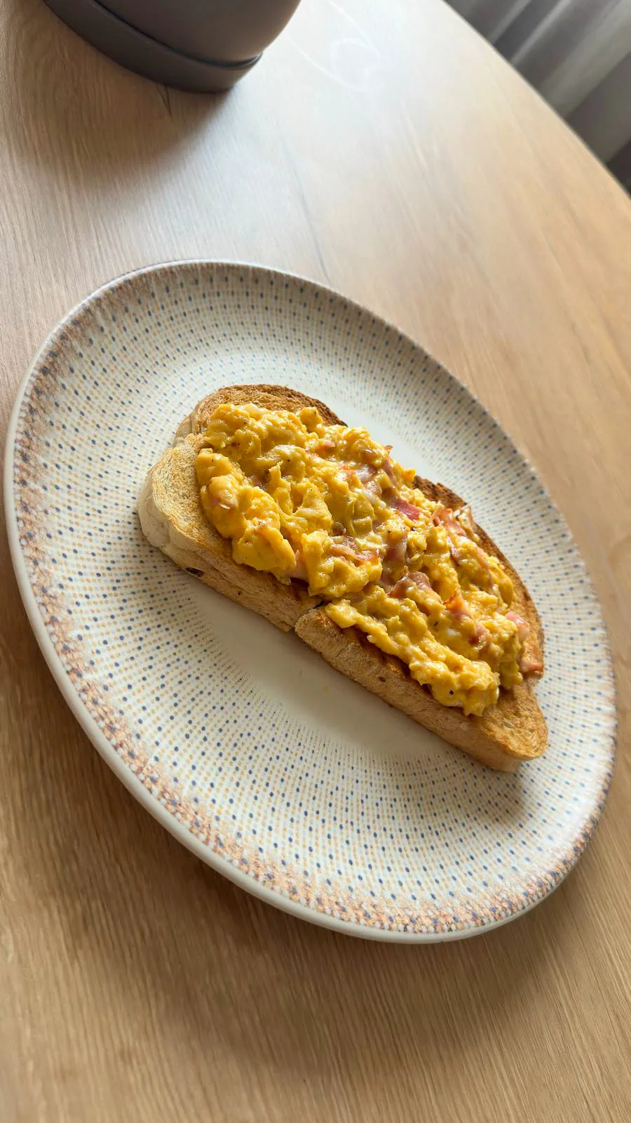 Tosta de ovos mexidos