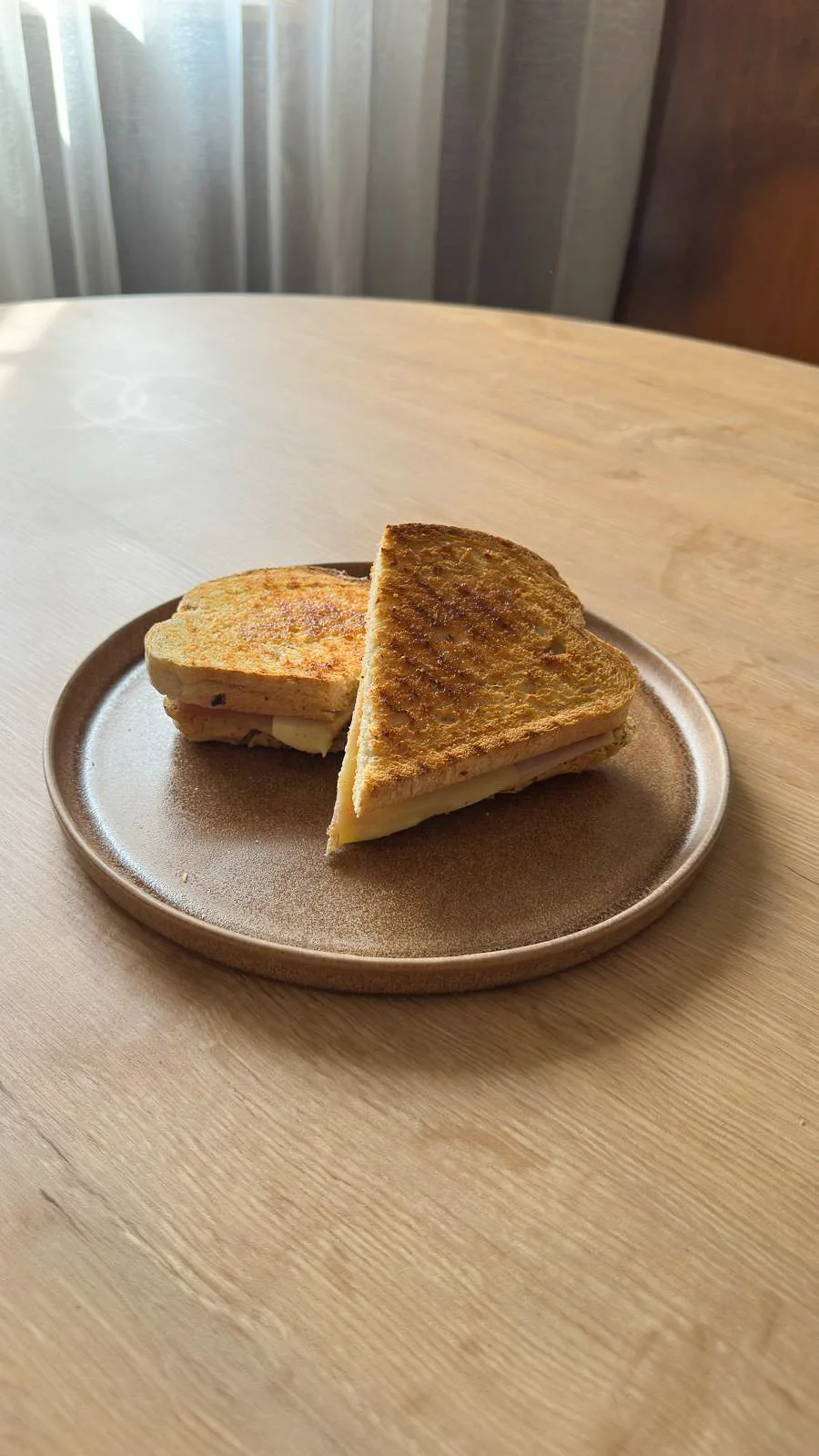 Tosta mista em pão especial